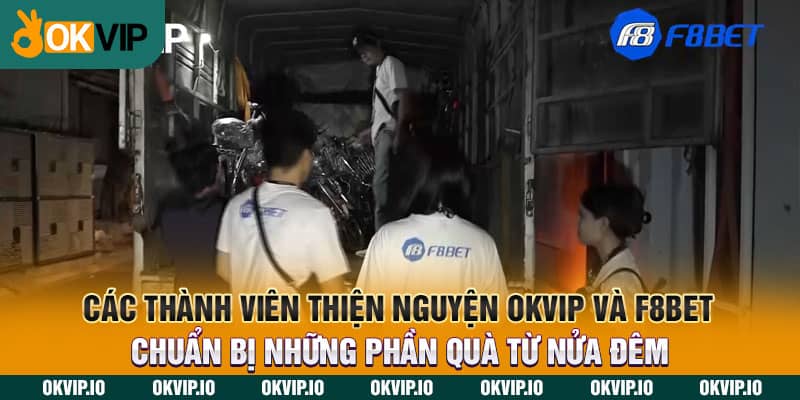 Các thành viên thiện nguyện OKVIP và F8BET chuẩn bị những phần quà từ nửa đêm